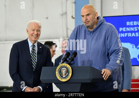 Philadelphia, USA. 17. Juni 2023. Präsident Joe Biden lächelt, während Senator John Fetterman am 17. Juni 2023 in Philadelphia, Pennsylvania, USA, nach einer Rundfahrt durch die Kollisionsstelle der I-95 spricht. (Foto: Bastiaan Slabbers/Sipa USA) Guthaben: SIPA USA/Alamy Live News Stockfoto