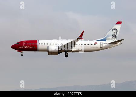 Palma De Mallorca, Spanien. 25. April 2023. Eine norwegische Air Sweden Boeing 737-8 MAX landet in Palma de Mallorca Son San Juan. (Foto: Fabrizio Gandolfo/SOPA Images/Sipa USA) Guthaben: SIPA USA/Alamy Live News Stockfoto