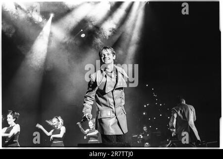 Declan Donnelly von PJ und Duncan – auch bekannt als Ant & DEC – spielen im Dezember 1995 in der St David's Hall in Cardiff. Foto: Rob Watkins Stockfoto