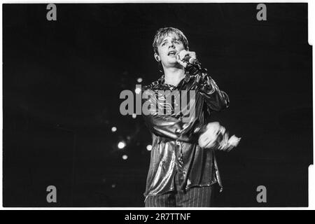 PJ & DUNCAN, YOUNG, KONZERT, 1995: Declan Donnelly von PJ und Duncan – auch bekannt als Ant & Dec – spielen im Dezember 1995 in der St David's Hall in Cardiff. Foto: Rob Watkins. INFO: PJ & Duncan, die ehemaligen Bühnennamen der britischen Fernsehmoderatoren Ant McPartlin und Declan Donnelly, begannen in den 1990er Jahren als Pop-Duo, nachdem sie in Byker Grove Hauptrollen gespielt hatten. Bekannt für eingängige Hits wie „Let's Get Ready to Rhumble“, erfreuten sie sich kurzer Charts, bevor sie zur TV-Präsentation übergingen. Stockfoto