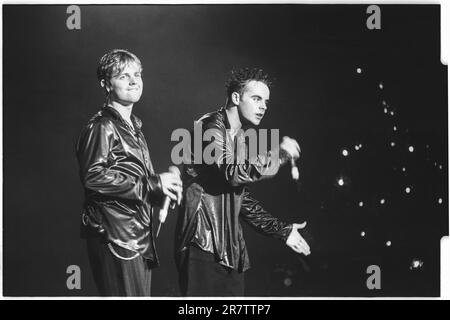 PJ und Duncan – auch bekannt als Ant & DEC oder Ant McPartlin und Declan Donnelly – spielen im Dezember 1995 in der St David's Hall in Cardiff. Foto: Rob Watkins Stockfoto