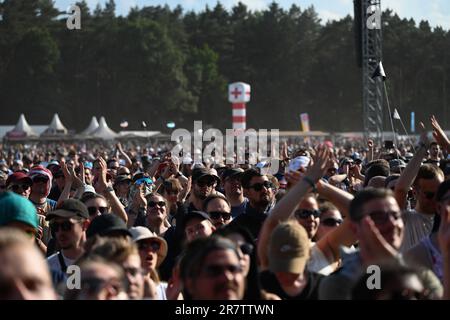 17. Juni 2023, Niedersachsen, Scheeßel: Festivalbesucher stehen beim Hurricane Festival 2023 vor der Bühne. Bis zum 18. Juni 2023 sind insgesamt 80 Konzerte auf vier Bühnen geplant. Das Rockmusikfestival Hurricane ist eines der größten deutschen Open-Air-Festivals. Foto: Lars Penning/dpa Stockfoto