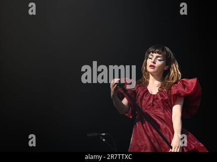 17. Juni 2023, Niedersachsen, Scheeßel: Sängerin Lauren Mayberry tritt mit ihrer Elektropop-Band Chvrches auf dem Hurricane Festival 2023 auf. Bis zum 18. Juni 2023 sind insgesamt 80 Konzerte auf vier Bühnen geplant. Das Rockmusikfestival Hurricane ist eines der größten deutschen Open-Air-Festivals. Foto: Lars Penning/dpa Stockfoto