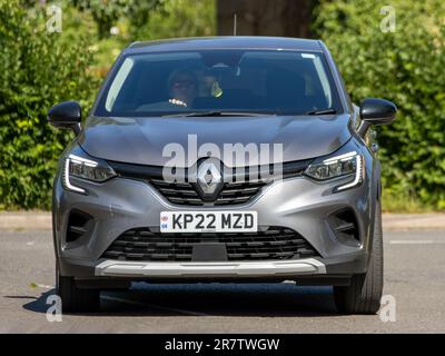 Milton Keynes, Großbritannien - 15. 2023. Juni 2022 RENAULT CAPTUR ICONIC ED E-TECH HEV Ein Hybrid-Elektroauto, das auf einer englischen Stadtstraße fährt Stockfoto