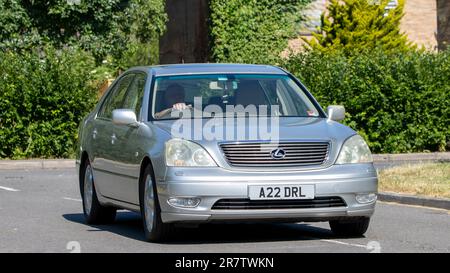 Milton Keynes, Großbritannien - 15. 2023. Juni: 2003 silberner LEXUS LS430 auf einer englischen Stadtstraße Stockfoto