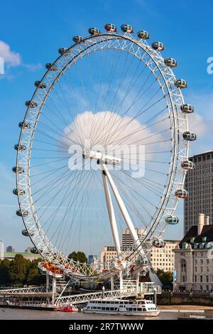 London, Vereinigtes Königreich - 20. Oktober 2015: Blick auf das London Eye - Aussichtsrad am Südufer der Themse in London. Stockfoto