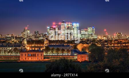 London, Großbritannien - 25. Oktober 2015: Nachtblick auf London Greenwich Park, Queen's House, Naval College und die Skyline von Canary Wharf mit Firmensitz von Stockfoto