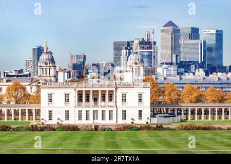 London, Großbritannien - 25. Oktober 2015: Herbstblick auf Queen's House und das Naval College und mit der Skyline von Canary Wharf mit seinem Firmenbüro Stockfoto