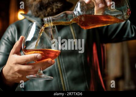 Whisky, Brandy oder Cognac in Glas. Alkoholsucht. Suchtgruppe einschließlich alkoholischer Zigaretten und Drogen. Harte Drogen und Alkoholabhängige. Ernst Stockfoto