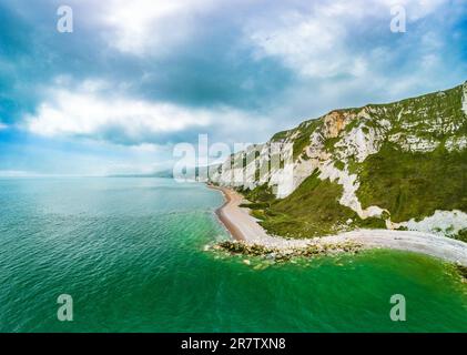 Malerischer Dröhnenblick auf den Samphire Hoe Country Park mit weißen Klippen, Dover, Südengland Stockfoto