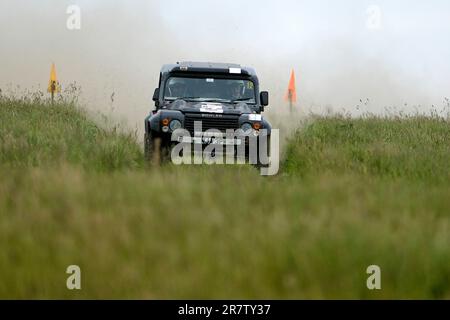 Galashiels, Großbritannien. 17. Juni 2023. Die Wettbewerber Mark Allard/Daniel Jones Land Rover Bowler treten in Glendearg in der Nähe von Galashiels an der schottischen Grenze auf eine geschlossene Bühne. Mit 31 Fahrzeugen wird die Veranstaltung am Sonntag, den 18. Juni, wieder ähnliche Bühnen durchqueren, sowie eine Demonstrationsvorführung im Thirlestane Castle, Lauder, Teil des Motoring Extravaganza Events, das auf dem Gelände stattfindet. Dies war der erste Tag der Scottish Summer Hill Rally, jährliche Veranstaltung, ( Kredit: Rob Gray/Alamy Live News Stockfoto