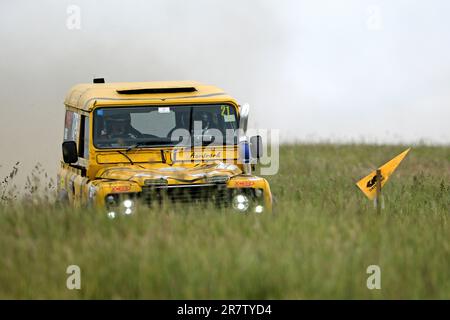 Galashiels, Großbritannien. 17. Juni 2023. Chris Ratter/Catriona Entwistle Land Rover Defender 90-Wettbewerber treten auf einer geschlossenen Bühne in Glendearg in der Nähe von Galashiels an der schottischen Grenze an. Mit 31 Fahrzeugen wird die Veranstaltung am Sonntag, den 18. Juni, wieder ähnliche Bühnen durchqueren, sowie eine Demonstrationsvorführung im Thirlestane Castle, Lauder, Teil des Motoring Extravaganza Events, das auf dem Gelände stattfindet. Dies war der erste Tag der Scottish Summer Hill Rally, jährliche Veranstaltung, ( Kredit: Rob Gray/Alamy Live News Stockfoto