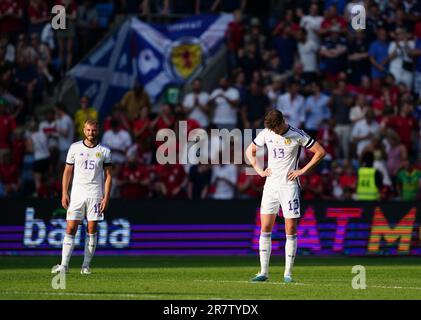 Jack Hendry aus Schottland (rechts) und Ryan Porteous erscheinen deprimiert, nachdem Erling Haaland aus Norwegen während des UEFA Euro 2024 Qualifying Group A-Spiels im Ullevaal Stadion in Oslo das erste Tor seiner Seite erzielt hat. Foto: Samstag, 17. Juni 2023. Stockfoto