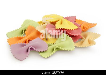 Bunte Farfalle-Pasta, isoliert auf weißem Hintergrund mit Schärfentiefe Stockfoto