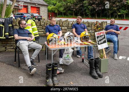 Kinsale, West Cork, Irland. 17. Juni 2023. Die verbliebenen Feuerwehrleute der Kinsale Feuerwehr setzten ihre Arbeitskampagne heute fort, in einem Streit um Bezahlung, Bedingungen und Bindung. Es ist eine ganze Station von Feuerwehrleuten in Co Tipperary ist letzte Woche zurückgetreten. Die SIPTU trifft sich am Montag mit dem Arbeitsgericht, um die Streitigkeit beizulegen. Kredit: AG News/Alamy Live News Stockfoto