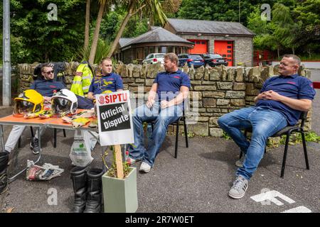 Kinsale, West Cork, Irland. 17. Juni 2023. Die verbliebenen Feuerwehrleute der Kinsale Feuerwehr setzten ihre Arbeitskampagne heute fort, in einem Streit um Bezahlung, Bedingungen und Bindung. Es ist eine ganze Station von Feuerwehrleuten in Co Tipperary ist letzte Woche zurückgetreten. Die SIPTU trifft sich am Montag mit dem Arbeitsgericht, um die Streitigkeit beizulegen. Kredit: AG News/Alamy Live News Stockfoto