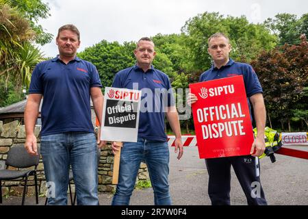 Kinsale, West Cork, Irland. 17. Juni 2023. Die verbliebenen Feuerwehrleute der Kinsale Feuerwehr setzten ihre Arbeitskampagne heute fort, in einem Streit um Bezahlung, Bedingungen und Bindung. Es ist eine ganze Station von Feuerwehrleuten in Co Tipperary ist letzte Woche zurückgetreten. Die SIPTU trifft sich am Montag mit dem Arbeitsgericht, um die Streitigkeit beizulegen. Kredit: AG News/Alamy Live News Stockfoto