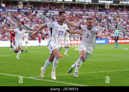 Schottlands Kenny McLean (links) feiert mit John McGinn, nachdem er während des UEFA Euro 2024 Qualifying Group A-Spiels im Ullevaal Stadion in Oslo das zweite Tor seiner Seite des Spiels erzielt hat. Foto: Samstag, 17. Juni 2023. Stockfoto