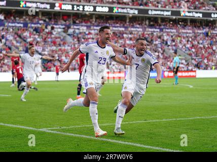 Schottlands Kenny McLean (links) feiert mit John McGinn, nachdem er während des UEFA Euro 2024 Qualifying Group A-Spiels im Ullevaal Stadion in Oslo das zweite Tor seiner Seite des Spiels erzielt hat. Foto: Samstag, 17. Juni 2023. Stockfoto