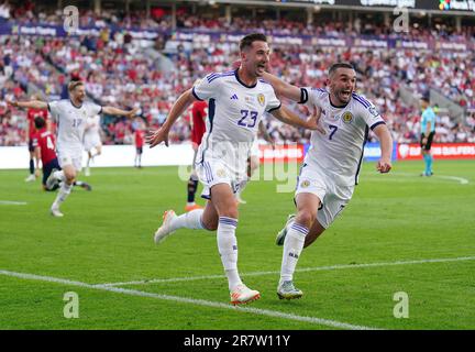 Schottlands Kenny McLean (links) feiert mit John McGinn, nachdem er während des UEFA Euro 2024 Qualifying Group A-Spiels im Ullevaal Stadion in Oslo das zweite Tor seiner Seite des Spiels erzielt hat. Foto: Samstag, 17. Juni 2023. Stockfoto