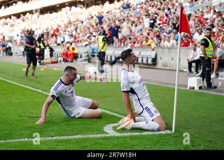 Schottlands Kenny McLean (rechts) feiert mit John McGinn, nachdem er während des UEFA Euro 2024 Qualifying Group A-Spiels im Ullevaal Stadion in Oslo das zweite Tor seiner Seite des Spiels erzielt hat. Foto: Samstag, 17. Juni 2023. Stockfoto