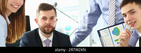 Das Team von Kollegen arbeitet an einem neuen Start-up-Projekt im Büro. Geschäftsdokumentanalyse und Business Meeting-Konzept Stockfoto