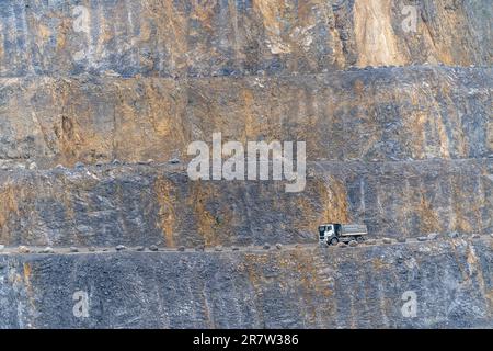 Truck in einem Steinbruch Stockfoto