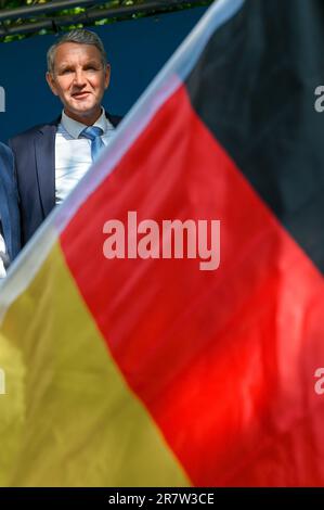 17. Juni 2023, Thürigen, Mödlareuth: Björn Höcke, Staatssprecher und Fraktionsführer der AfD in Thüringen, singt die Nationalhymne bei einer Kundgebung anlässlich des 70. Jahrestages des Volksaufstands in der DDR. Die staatlichen AfD-Verbände Thüringen und Bayern veranstalteten anlässlich des 70. Jahrestags des Volksaufstands am 17. Juni 1953 eine gemeinsame Kundgebung. Hunderte von AfD-Anhängern versammelten sich an der ehemaligen innerdeutschen Grenze bei Mödlareuth. Foto: Heiko Rebsch/dpa Stockfoto