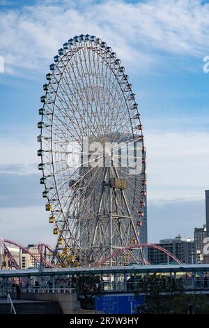 Yokohama, Präfektur Kanagawa, Japan. 23. Februar 2023. Das Riesenrad Cosmo Clock 21 ist in Betrieb. Minato Mirai ist ein lebhaftes Hafenviertel in Yokohama, Japan. Es bietet berühmte Wahrzeichen wie den Yokohama Landmark Tower und Cosmo Clock 21, zusammen mit Einkaufszentren, Unterhaltungsstätten und wunderschönen Parks. (Kreditbild: © Taidgh Barron/ZUMA Press Wire) NUR REDAKTIONELLE VERWENDUNG! Nicht für den kommerziellen GEBRAUCH! Stockfoto