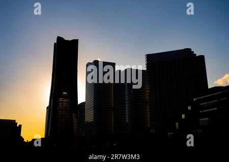 Yokohama, Präfektur Kanagawa, Japan. 23. Februar 2023. Der Yokohama Landmark Tower (links) bei Sonnenuntergang. Minato Mirai ist ein lebhaftes Hafenviertel in Yokohama, Japan. Es bietet berühmte Wahrzeichen wie den Yokohama Landmark Tower und Cosmo Clock 21, zusammen mit Einkaufszentren, Unterhaltungsstätten und wunderschönen Parks. (Kreditbild: © Taidgh Barron/ZUMA Press Wire) NUR REDAKTIONELLE VERWENDUNG! Nicht für den kommerziellen GEBRAUCH! Stockfoto