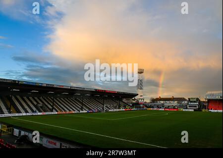 Ein Regenbogen vor dem dritten Fußballspiel des FA Cup zwischen dem Grimsby Town FC und dem Burton Albion FC im Blundell Park, Cleethorpes, England, auf der Stockfoto