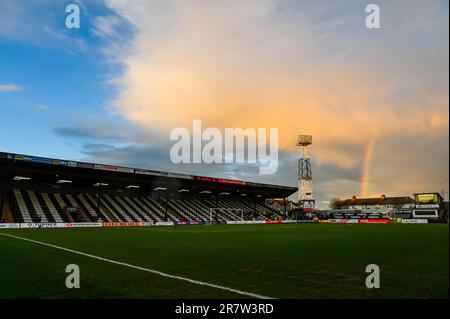 Ein Regenbogen vor dem dritten Fußballspiel des FA Cup zwischen dem Grimsby Town FC und dem Burton Albion FC im Blundell Park, Cleethorpes, England, auf der Stockfoto