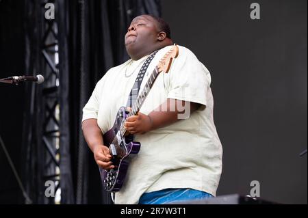 Christone „Kingfish“ Ingram tritt am 2. Tag des Bonnaroo Music & Arts Festivals 2023 am 16. Juni 2023 in Manchester, Tennessee, auf. Foto: Darren Eagles/imageSPACE Stockfoto