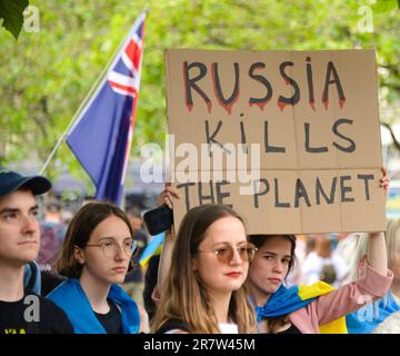 Manchester, Vereinigtes Königreich, 17. Juni 2023. Ein kleiner Protest in Piccadilly Gardens, Manchester, Großbritannien, über die russische Invasion der Ukraine. Diese Proteste haben seit Kriegsbeginn jeden Samstag im Zentrum von Manchester stattgefunden. Kredit: Terry Waller/Alamy Live News Stockfoto