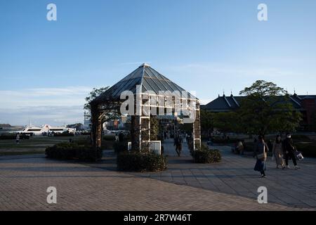 Yokohama, Präfektur Kanagawa, Japan. 23. Februar 2023. Ein Pavillon im Cup Noodles Park. Minato Mirai ist ein lebhaftes Hafenviertel in Yokohama, Japan. Es bietet berühmte Wahrzeichen wie den Yokohama Landmark Tower und Cosmo Clock 21, zusammen mit Einkaufszentren, Unterhaltungsstätten und wunderschönen Parks. (Kreditbild: © Taidgh Barron/ZUMA Press Wire) NUR REDAKTIONELLE VERWENDUNG! Nicht für den kommerziellen GEBRAUCH! Stockfoto