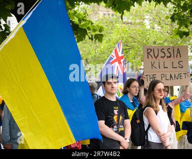 Manchester, Vereinigtes Königreich, 17. Juni 2023. Ein kleiner Protest in Piccadilly Gardens, Manchester, Großbritannien, über die russische Invasion der Ukraine. Diese Proteste haben seit Kriegsbeginn jeden Samstag im Zentrum von Manchester stattgefunden. Kredit: Terry Waller/Alamy Live News Stockfoto