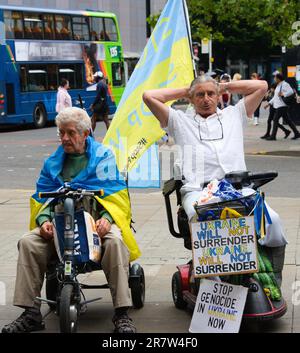 Manchester, Vereinigtes Königreich, 17. Juni 2023. Ein kleiner Protest in Piccadilly Gardens, Manchester, Großbritannien, über die russische Invasion der Ukraine. Diese Proteste haben seit Kriegsbeginn jeden Samstag im Zentrum von Manchester stattgefunden. Kredit: Terry Waller/Alamy Live News Stockfoto