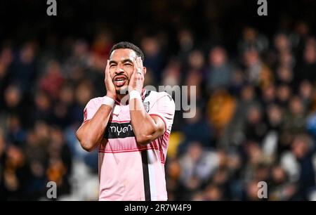 Brendan Kiernan während des Fußballspiels der zweiten Runde des FA Cup zwischen Cambridge United und Grimsby Town FC im Abbey Stadium, Cambridge, England On Stockfoto