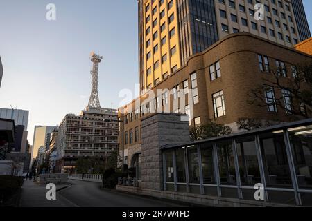 Yokohama, Präfektur Kanagawa, Japan. 23. Februar 2023. Ein Fernsehturm. Minato Mirai ist ein lebhaftes Hafenviertel in Yokohama, Japan. Es bietet berühmte Wahrzeichen wie den Yokohama Landmark Tower und Cosmo Clock 21, zusammen mit Einkaufszentren, Unterhaltungsstätten und wunderschönen Parks. (Kreditbild: © Taidgh Barron/ZUMA Press Wire) NUR REDAKTIONELLE VERWENDUNG! Nicht für den kommerziellen GEBRAUCH! Stockfoto