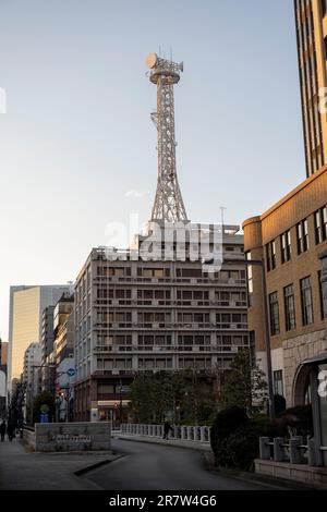 Yokohama, Präfektur Kanagawa, Japan. 23. Februar 2023. Ein Fernsehturm. Minato Mirai ist ein lebhaftes Hafenviertel in Yokohama, Japan. Es bietet berühmte Wahrzeichen wie den Yokohama Landmark Tower und Cosmo Clock 21, zusammen mit Einkaufszentren, Unterhaltungsstätten und wunderschönen Parks. (Kreditbild: © Taidgh Barron/ZUMA Press Wire) NUR REDAKTIONELLE VERWENDUNG! Nicht für den kommerziellen GEBRAUCH! Stockfoto