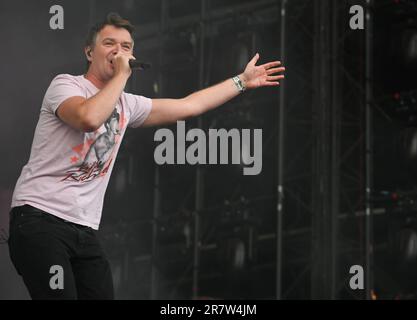 17. Juni 2023, Niedersachsen, Scheeßel: Sebastian Madsen, Sänger der Band Madsen aus dem Wendland, tritt beim Hurricane Festival 2023 auf. Bis zum 18. Juni 2023 sind insgesamt 80 Konzerte auf vier Bühnen geplant. Das Rockmusikfestival Hurricane ist eines der größten deutschen Open-Air-Festivals. Foto: Lars Penning/dpa Stockfoto