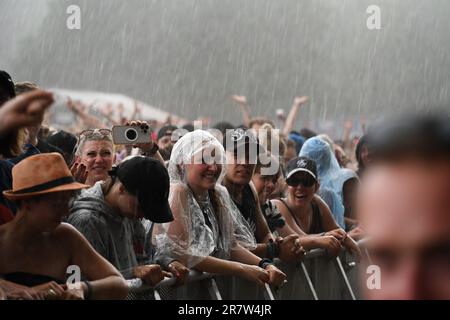 17. Juni 2023, Niedersachsen, Scheeßel: Starker Regen überrascht das Publikum beim Hurricane Festival 2023. Bis zum 18. Juni 2023 sind insgesamt 80 Konzerte auf vier Bühnen geplant. Das Rockmusikfestival Hurricane ist eines der größten deutschen Open-Air-Festivals. Foto: Lars Penning/dpa Stockfoto