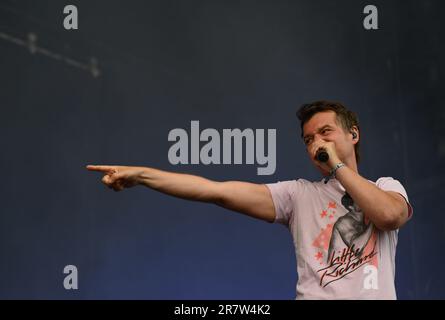 17. Juni 2023, Niedersachsen, Scheeßel: Sebastian Madsen, Sänger der Band Madsen aus dem Wendland, tritt beim Hurricane Festival 2023 auf. Bis zum 18. Juni 2023 sind insgesamt 80 Konzerte auf vier Bühnen geplant. Das Rockmusikfestival Hurricane ist eines der größten deutschen Open-Air-Festivals. Foto: Lars Penning/dpa Stockfoto