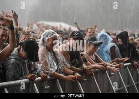 17. Juni 2023, Niedersachsen, Scheeßel: Starker Regen überrascht das Publikum beim Hurricane Festival 2023. Bis zum 18. Juni 2023 sind insgesamt 80 Konzerte auf vier Bühnen geplant. Das Rockmusikfestival Hurricane ist eines der größten deutschen Open-Air-Festivals. Foto: Lars Penning/dpa Stockfoto