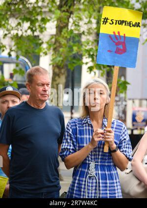 Manchester, Vereinigtes Königreich, 17. Juni 2023. Ein kleiner Protest in Piccadilly Gardens, Manchester, Großbritannien, über die russische Invasion der Ukraine. Diese Proteste haben seit Kriegsbeginn jeden Samstag im Zentrum von Manchester stattgefunden. Kredit: Terry Waller/Alamy Live News Stockfoto