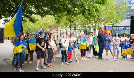 Manchester, Vereinigtes Königreich, 17. Juni 2023. Ein kleiner Protest in Piccadilly Gardens, Manchester, Großbritannien, über die russische Invasion der Ukraine. Diese Proteste haben seit Kriegsbeginn jeden Samstag im Zentrum von Manchester stattgefunden. Kredit: Terry Waller/Alamy Live News Stockfoto