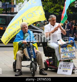 Manchester, Vereinigtes Königreich, 17. Juni 2023. Ein kleiner Protest in Piccadilly Gardens, Manchester, Großbritannien, über die russische Invasion der Ukraine. Diese Proteste haben seit Kriegsbeginn jeden Samstag im Zentrum von Manchester stattgefunden. Kredit: Terry Waller/Alamy Live News Stockfoto