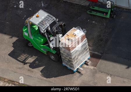 Le Havre, Frankreich, Gabelstapler mit LPG-Ladeschiffen am Hafen von Le Havre. Stockfoto