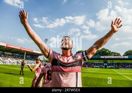 Luke Waterfall trifft während des zweiten Fußballspiels der Sky Bet EFL League zwischen Rochdale und dem Grimsby Town FC im Crown Oil Arena Stadion, England On Stockfoto