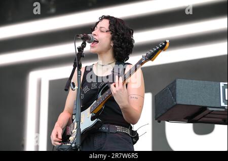 Manchester, Usa. 19. Juni 2022. Muna-Gitarrist Josette Maskin tritt am 2. Tag des Bonnaroo Music & Arts Festivals 2023 am 16. Juni 2023 in Manchester, Tennessee, auf. Foto: Darren Eagles/imageSPACE/Sipa USA Kredit: SIPA USA/Alamy Live News Stockfoto